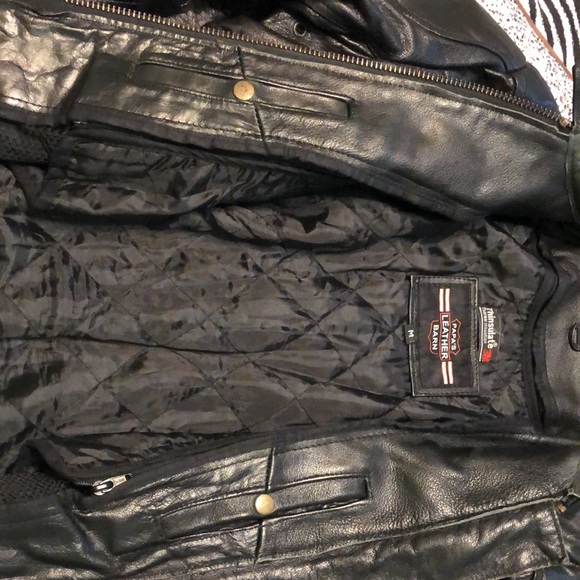 PaPa’s leather Barn woman’s leather jacket. - Picture 6 of 6